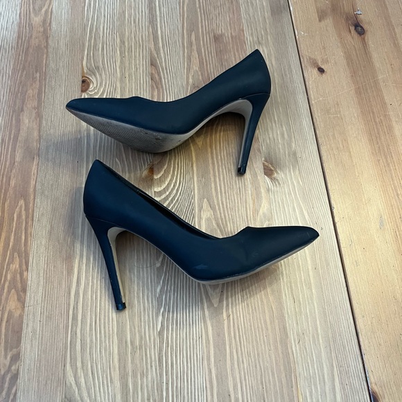 Elegant Black Stiletto Heels with Sleek Design and Comfortable Fit - Picture 2 of 4